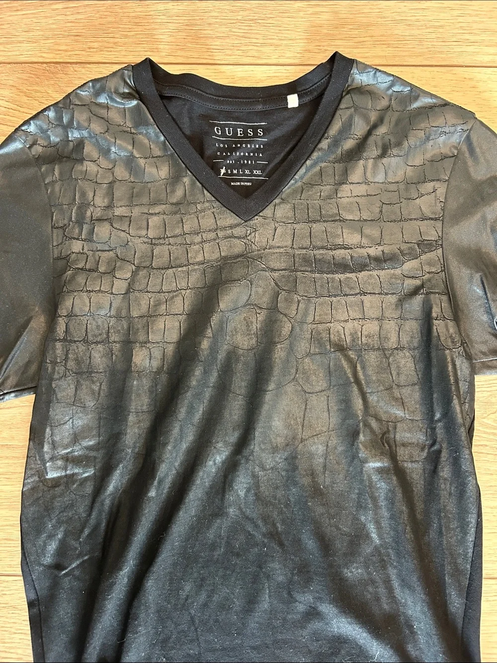 Guess Crocodile Faux Leather Black Mens Short Sleeve V-Neck T-Shirt XS - Picture 3 of 3